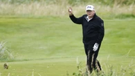 Trump prepara su reunión con Von der Leyen jugando al golf y agasajado por sus fans