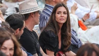 Eva Fernández, la estilista de Letizia, tiene el vestido ibicenco más corto para llevar con alpargatas planas y presumir de piernas infinitas en la isla