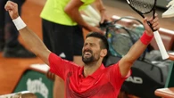Djokovic destroza a Zverev a base de dejadas en un partido con el mejor punto del torneo que le da el pase a semifinales de Roland Garros