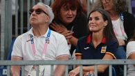 La Reina Letizia vuelve a confiar en los vaqueros pitillo para su llegada a los Juegos Paralímpicos en París