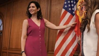 Ayuso conquista Miami con un vestido sin mangas fucsia en su primer acto de la gira por Estados Unidos