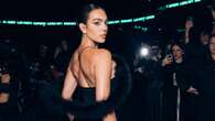 Georgina Rodríguez conquista Paris Fashion Week al estilo diva de Hollywood con este vestido negro con pelo