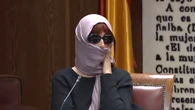 El "show" de la exmujer de Koldo García: aparece con la cara tapada en el Senado