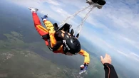 El trágico final de la paracaidista Jade Damarell: se quitó la vida en un salto de 4.600 metros tras romper con su pareja