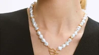 Al más puro estilo de Lady Di, el collar de perlas triunfa entre las chicas más clásicas de Madrid