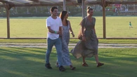 Las chicas que van al polo en verano van a querer copiarle a Claudia Osborne el vestido más bohemio con sandalias planas