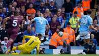 Premier League: El doble regalo del portero para dar al Manchester City la victoria en bandeja