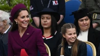 Kate Middleton es la reina de la elegancia con este conjunto granate en Londres para conmemorar el 80º aniversario del Día de la Victoria