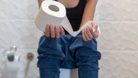 Una experta revela que un hábito común relacionado con el uso del baño es particularmente malo para la salud
