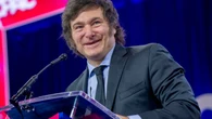 Milei prohíbe el lenguaje inclusivo: ni arroba, ni X ni "feminismo innecesario" (solo la RAE)