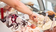 Este tiktoker con un millón de seguidores le da un sobresaliente a los helados españoles