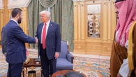 Trump se reúne con el nuevo líder sirio durante más de media hora en Riad