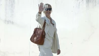 Ana Duato fiel a su estilo más relajado (y de lujo silencioso) con traje blanco de lino a su llegada a los juzgados para enfrentarse a Hacienda