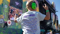 Pediatras advierten del grave riesgo de daño auditivo en bebés y niños expuestos a conciertos y eventos ruidosos