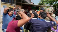 Una turba apedrea al candidato Andrónico Rodríguez tras emitir su voto en Bolivia