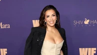 Eva Longoria acude a la fiesta previa de los Oscar 2024 con un traje de sastre de efecto tipazo