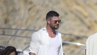 Chris Hemsworth celebra su cumpleaños en Ibiza con un montón de famosos pero sin Elsa Pataky: todas las imágenes