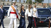 Letizia apuesta por la moda española con un vestido de la firma sevillana Vogana en el acto más emotivo de Leonor en Marín