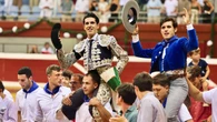 Guillermo Hermoso y Talavante, a hombros en un poco justificado derroche orejero