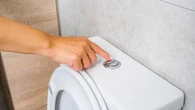 ¿Se debe tirar de la cadena del baño con la tapa abierta o cerrada?