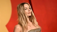 Margot Robbie se viste de la estatuilla del Oscar que no le han dado para irse de fiesta con este corsé vintage de Mugler