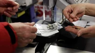 ¿Se pueden negar los comercios a recibir pagos en efectivo? El Ministerio de Consumo resuelve la duda