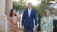 La Reina Letizia estrena el verano en Marivent con vestido midi español de rebajas y las sandalias planas más cómodas