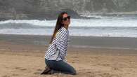 María Pombo disfruta de la playa en Cantabria con el look de básicos que aman las chicas parisinas