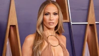 Jennifer Lopez reina en los AMAs 2025 con vestido plateado con capa (y beso incluido a sus bailarines)