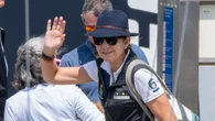 La Infanta Elena se reencuentra con el Rey Emérito en Sanxenxo con los náuticos que adoran las mujeres clásicas