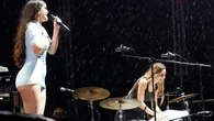 Amaia, obligada a interrumpir el concierto del BBK por la DANA: "Estamos de puta madre con la lluvia pero nos vamos"