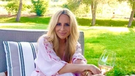 Marta Sánchez acierta con el combo más cómodo y rejuvenecedor del verano a sus 59 años: vestido bohemio y zapatillas