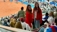 Leonor y Sofía aparecen por sorpresa en los Juegos Olímpicos en el partido de Nadal y Alcaraz con looks muy españoles (y casuals)