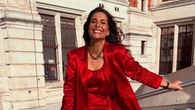 Nuria Roca conquista Londres (y la moda) con un look rojo satinado lleno de estilo