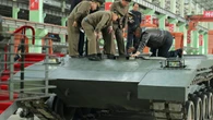 Kim Jong Un reaparece en una visita a una fábrica de tanques