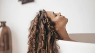 ¿Por qué algunas personas se lavan el pelo con vinagre blanco? Esto es lo que debes saber