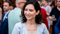 Isabel Díaz Ayuso se suma al estilo boho con vestido cruzado denim y zuecos de esparto
