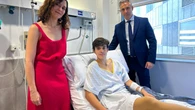 Díaz Ayuso visita a Sergio Rollón tras su grave cogida en Valdetorres