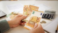 Qué significa ordenar los billetes de mayor a menor, según la psicología