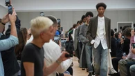 Jonathan Anderson debuta en Dior con una ovación: arte, moda y ruptura en París para su primera colección masculina