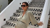 Marta Pombo tiene el vestido de punto crochet blanco que te salvará todos los looks de aeropuerto este verano