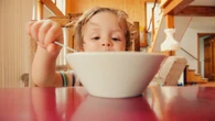 Una madre denuncia que no le dejaban irse de una cafetería: su hija pequeña acababa de romper una mesa valorada en 1.300 euros