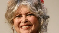 Brigitte Bardot, a los 90 años, lanza su última batalla: "Macron necesita un sonotone para oír el grito de los animales"