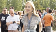 Hemos encontrado rebajado el vestido lencero, con aires boho y firma parisina de Carmen Lomana