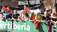 Unos manifestantes a favor de Palestina cortan el paso al equipo Israel en la Vuelta
