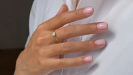 Minimalistas, glamurosas o con perlas: así se llevan las uñas elegantes este verano