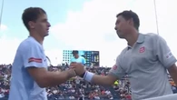 Nishikori, uno de los jugadores con mejor revés a dos manos, “homenajea” a Federer por su cumpleaños con passing de revés a una mano