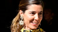 El accesorio estrella de toda invitada 2025: los pendientes de flores extragrandes
