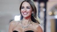 Paula Echevarría lleva el vestido blanco asimétrico de marca cántabra ideal para una noche familiar en Marbella
