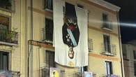 Desprecio a la Monarquía: cuelgan una imagen del Rey invertida en la plaza del pueblo de Puigdemont